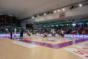 squadra di pallavolo che gioca ital-box sponsor 